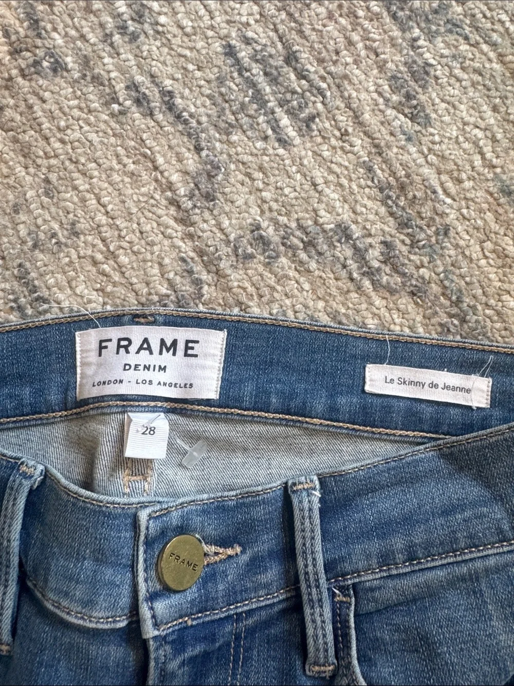 FRAME le skinny de Jeanne Blue Skinny Distressed Jeans